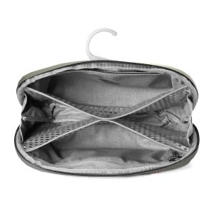 Peak-Design-Wash-Pouch-Small-Sage2 Ylhäältä katsottuna avoin Peak Design Wash Pouch Small, väri Sage, jossa on useita verkkolokeroita, sisäänrakennettu ripustuskoukku ja siististi jaettu, tyhjä sisätila.