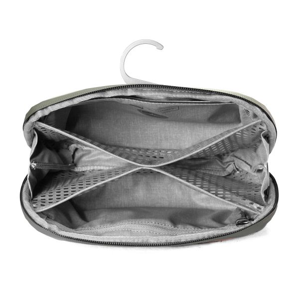 Peak-Design-Wash-Pouch-Small-Sage2 Ylhäältä katsottuna avoin Peak Design Wash Pouch Small, väri Sage, jossa on useita verkkolokeroita, sisäänrakennettu ripustuskoukku ja siististi jaettu, tyhjä sisätila.