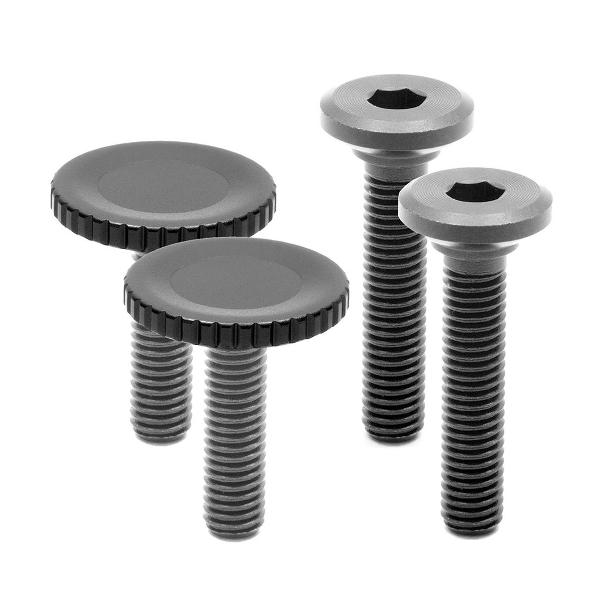 Peak Design Spare Capture Bolt Pack (musta) sisältää neljä mustaa metallipulttia - kaksi pyöreällä nupukkeella varustettua ja kaksi kuusiokantapäällä varustettua pulttia - joissa jokaisessa on kierteitetty akseli, ja ne ovat pystyssä valkoisella pohjalla.