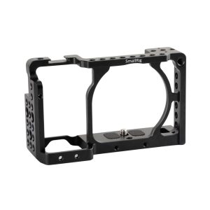 SmallRig 1661 Cage for Sony A6000/A6300/A6500 on musta metallinen kamerahäkki, jossa on useita kiinnitysreikiä ja joka on suunniteltu pitämään kamera tukevasti paikallaan ja suojaamaan sitä samalla, kun lisävarusteet on helppo kiinnittää.