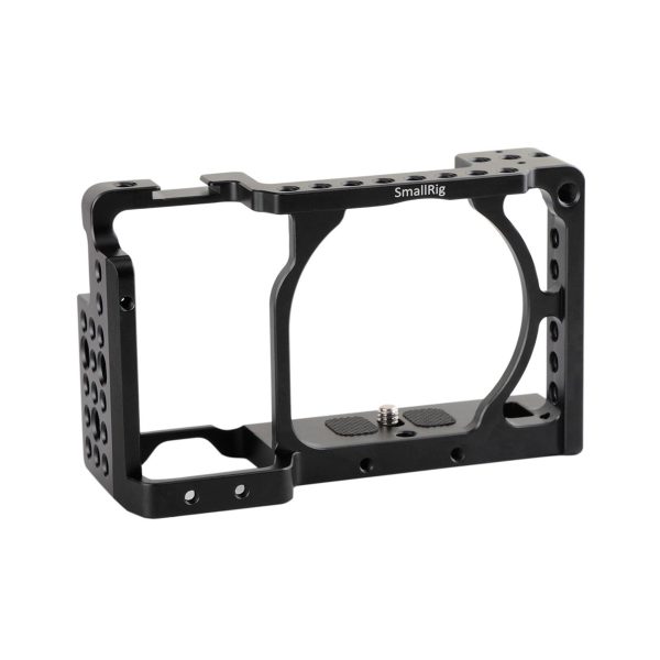 SmallRig 1661 Cage for Sony A6000/A6300/A6500 on musta metallinen kamerahäkki, jossa on useita kiinnitysreikiä ja joka on suunniteltu pitämään kamera tukevasti paikallaan ja suojaamaan sitä samalla, kun lisävarusteet on helppo kiinnittää.