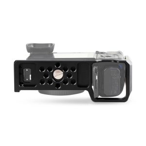 SmallRig 1661 Cage for Sony A6000/A6300/A6500 -mallin pohjakuva, jossa näkyy musta kiinnityskannatin, jossa on useita pyöreitä reikiä, jalustaruuvi, akkulokeron pääsy ja objektiivin suojus.