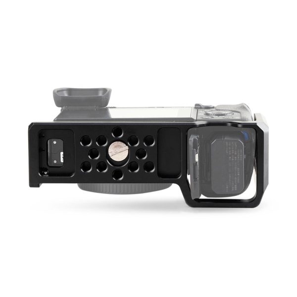 SmallRig 1661 Cage for Sony A6000/A6300/A6500 -mallin pohjakuva, jossa näkyy musta kiinnityskannatin, jossa on useita pyöreitä reikiä, jalustaruuvi, akkulokeron pääsy ja objektiivin suojus.