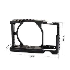 SmallRig 1661 Cage for Sony A6000/A6300/A6500 on musta metallinen kamerahäkki, jossa on useita kiinnitysreikiä ja joka on suunniteltu pitämään kamerasi tukevasti paikallaan. Mitat: (leveys) x 49mm (syvyys) x 84,5mm (korkeus).