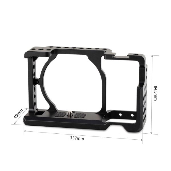 SmallRig 1661 Cage for Sony A6000/A6300/A6500 on musta metallinen kamerahäkki, jossa on useita kiinnitysreikiä ja joka on suunniteltu pitämään kamerasi tukevasti paikallaan. Mitat: (leveys) x 49mm (syvyys) x 84,5mm (korkeus).