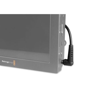 Lähikuva monitorin kulmasta, jossa on useita sivupainikkeita ja SmallRig 1819 Power Cable F BMCC / BM Video Assist -virtakaapeli kytkettynä oikeassa reunassa olevaan porttiin. Monitorissa on tyylikäs harmaa kehys.