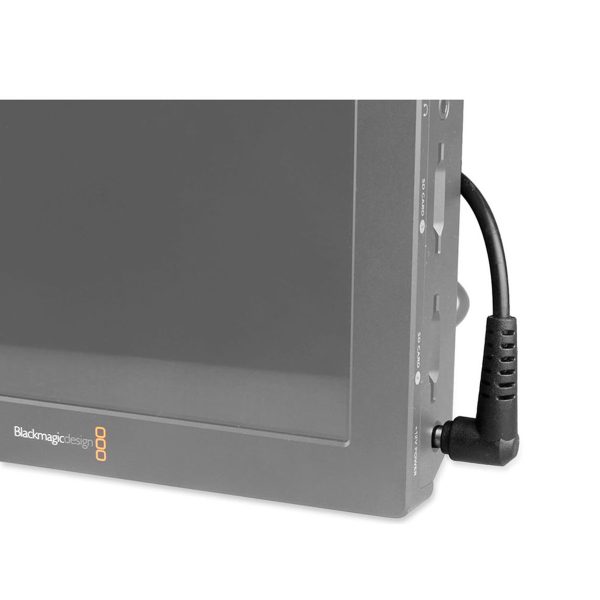 Lähikuva monitorin kulmasta, jossa on useita sivupainikkeita ja SmallRig 1819 Power Cable F BMCC / BM Video Assist -virtakaapeli kytkettynä oikeassa reunassa olevaan porttiin. Monitorissa on tyylikäs harmaa kehys.