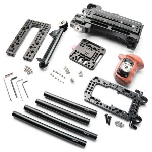 SmallRig-2045-2 SmallRig 2045 Pro Accessory Kit Sony FS7/FS7II:lle on esillä valkoisella pinnalla, ja siinä on metallisia kiinnityslevyjä, tankoja, ruuveja, kuusiokoloavaimia, puinen kahva ja erilaisia komponentteja kameran kokoonpanoon ja mukauttamiseen.