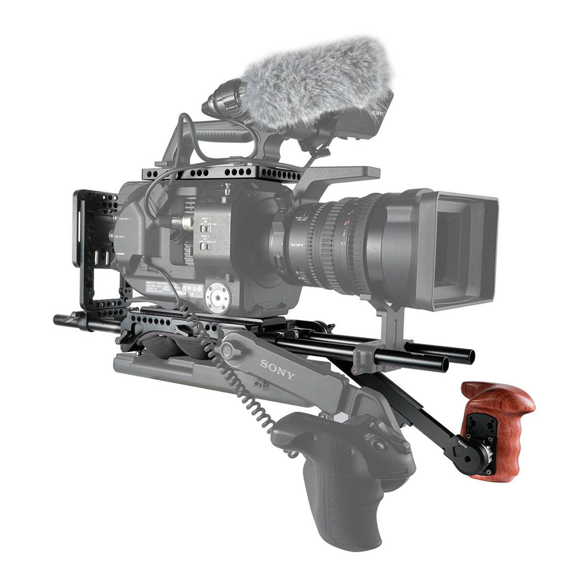 SmallRig 2045 Pro Accessory Kit Sony FS7/FS7II:lle sisältää kiinnitetyn mikrofonin, mattapintaisen laatikon, olkatuen, yläkahvan ja puisen sivukahvan vakaaseen käsivarakuvaukseen.
