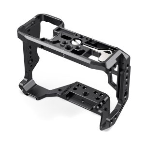 SmallRig 2087 Cage for Sony A7III/A7RIII on musta metallinen, kulmikas ja yksityiskohtaisesti työstetty runko, joka tarjoaa suojaa ja useita kiinnitysreikiä ja -aukkoja lisävarusteiden kiinnittämistä varten.