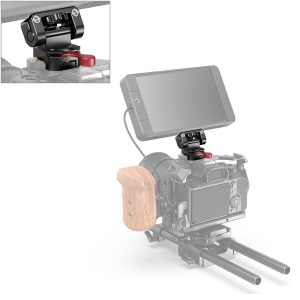 Puisella sivukahvalla ja kaksoistangoilla varustetussa kameratelineessä on ylhäältä kiinnitetty ulkoinen monitori, joka on kiinnitetty SmallRig 2100 Monitor Holder with NATO Clamp -kiinnikkeellä; sisäkuvassa on lähikuva pidikkeen säädettävästä kiinnikkeestä.