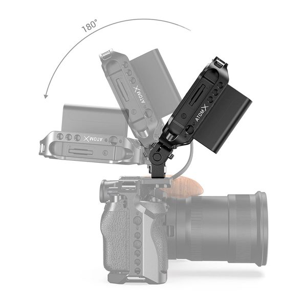 Kaavio, jossa SmallRig 2174 Monitor Mount w/ ARRI Locating Pins on kiinnitetty kameran kenkään ja osoittaa useita asentoja sen 180 asteen kiertoalueella. Kamera ja objektiivi ovat harmaita; kiinnike on korostettu mustalla.