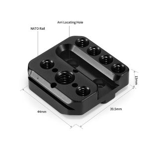 SmallRig 2234 -kiinnityslevy DJI Ronin S:lle on musta metallilevy, jossa on useita kierteitettyjä reikiä, joissa on merkinnät NATO-kisko ja Arri-paikannusreikä, ja jonka mitat ovat 44 mm leveä, 39,5 mm syvä ja 13 mm korkea.