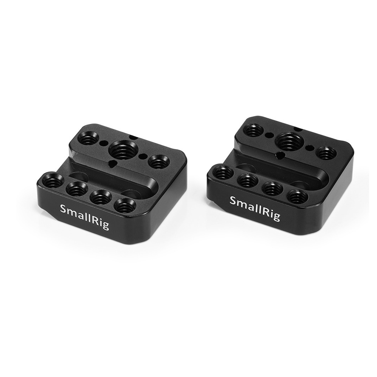 Kaksi mustaa metallista SmallRig 2234 -kiinnityslevyä DJI Ronin S:lle, joissa kummassakin on keskiura, useita erikokoisia ruuvinreikiä, SmallRig-logo ja jotka on suunniteltu lisävarusteiden kiinnittämiseen.
