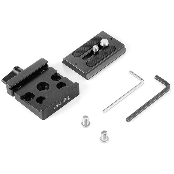 SmallRig 2280 QR Clamp & Plate Arca -pakkaus, joka sisältää pikakiinnikkeen, levyn, kaksi kuusiokoloavainta ja kaksi kiinnitysruuvia, on aseteltu valkoiselle taustalle.