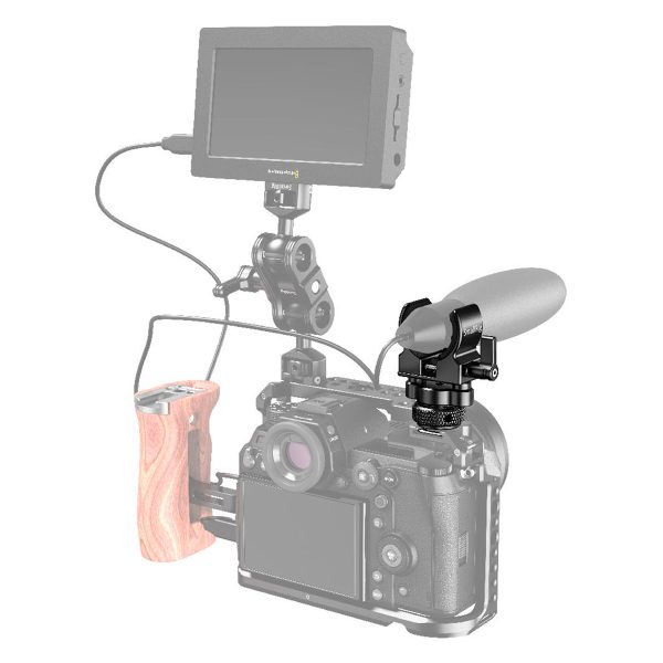 Digitaalinen kamera, jossa on puinen sivukahva, varustetaan ulkoisella monitorilla ja haulikkomikrofonilla, joka on kiinnitetty SmallRig 2352 Shotgun Mic Holder -mikrofonin pidikkeellä (Cold Shoe) kameran kuumaan kenkään.