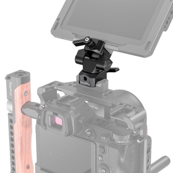 Puisella sivukahvalla varustetun kameratelineen päällä on SmallRig 2385 Swivel & Tilt Mount with Nato Clamp, joka tukee ulkoista näyttöä.