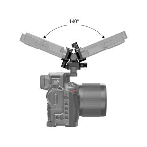 SmallRig 2385 Swivel & Tilt Mount with Nato Clamp on kuvassa kameraan kiinnitettynä, ja sen päällä on laite, joka kallistuu ylös ja alas ja jonka 140 asteen säädettävä kulma on merkitty nuolilla.