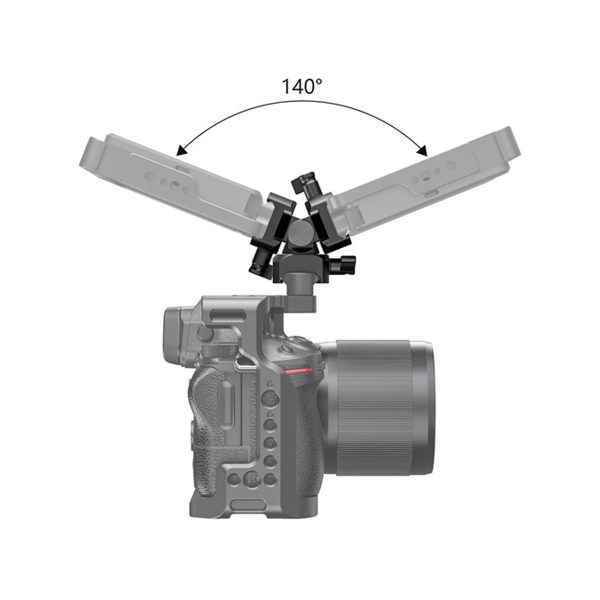 SmallRig 2385 Swivel & Tilt Mount with Nato Clamp on kuvassa kameraan kiinnitettynä, ja sen päällä on laite, joka kallistuu ylös ja alas ja jonka 140 asteen säädettävä kulma on merkitty nuolilla.