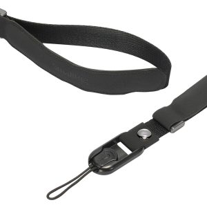 Lähikuvassa SmallRig 2398 Wrist Strap for Camera -rannehihna mustana, jossa näkyy sen metallinen lukko, painonappi ja säädettävä silmukka kameran turvallista kiinnittämistä varten.