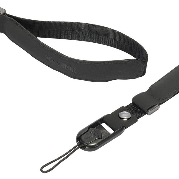 Lähikuvassa SmallRig 2398 Wrist Strap for Camera -rannehihna mustana, jossa näkyy sen metallinen lukko, painonappi ja säädettävä silmukka kameran turvallista kiinnittämistä varten.