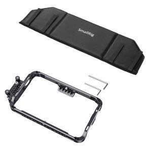 SmallRig 2409 Cage Kit ja aurinkosuoja Shogun 7:lle sisältää mustan metallisen kamerahäkin, kaksi kuusiokoloavainta ja pehmustetun suojakotelon, jossa on merkintä SmallRig valkoisella pohjalla.