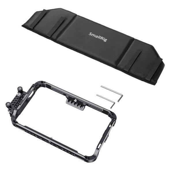 SmallRig 2409 Cage Kit ja aurinkosuoja Shogun 7:lle sisältää mustan metallisen kamerahäkin, kaksi kuusiokoloavainta ja pehmustetun suojakotelon, jossa on merkintä SmallRig valkoisella pohjalla.