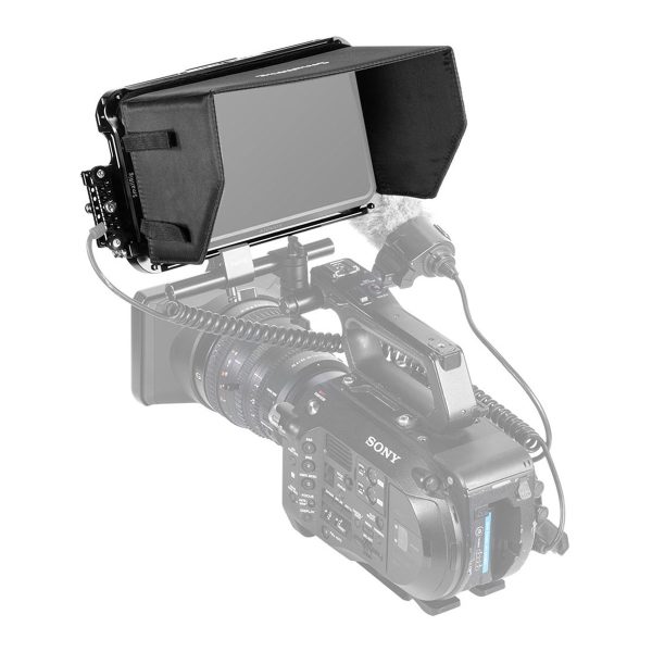 SmallRig 2409 Cage Kit ja Sunhood for Shogun 7 on asennettu ammattikäyttöön tarkoitetun Sony-videokameran päälle, jonka osittain haalistunut runko korostaa ulkoista monitoriasennusta.