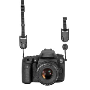SmallRig 2421 Rapid Link Connectors with Base -liitännät ja jalusta on kiinnitetty mustaan DSLR-kameraan, joka on ripustettu hihnasta eteenpäin valkoista taustaa vasten. Kameran rungossa näkyy kameran malli EOS 90D.