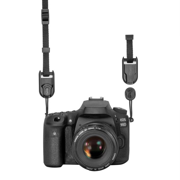 SmallRig 2421 Rapid Link Connectors with Base -liitännät ja jalusta on kiinnitetty mustaan DSLR-kameraan, joka on ripustettu hihnasta eteenpäin valkoista taustaa vasten. Kameran rungossa näkyy kameran malli EOS 90D.