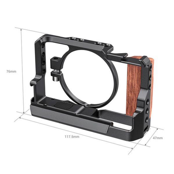 SmallRig-2434-2 SmallRig 2434 Cage for Sony RX100 VII & RX100 VI on musta häkki, jossa on puukahva, mitat 76mm (K) x 117.5mm (L) x 47mm (S), ja siinä on useita kiinnityspisteitä ja pyöreä kiinnike kameran turvallista kiinnittämistä varten.