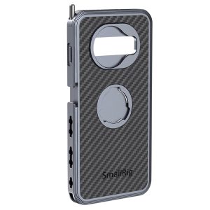 SmallRig 2441 Pro Mobile Cage for Samsung S10+ -mobiilihäkissä on metalli- ja hiilikuiturakenne, suuri takakameran leikkaus, pyöreä magneettikiinnike, painikkeiden suojukset, useita lisävarusteiden kiinnityspisteitä ja "SmallRig"-brändi takana.