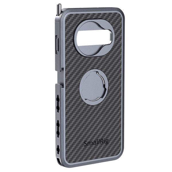 SmallRig 2441 Pro Mobile Cage for Samsung S10+ -mobiilihäkissä on metalli- ja hiilikuiturakenne, suuri takakameran leikkaus, pyöreä magneettikiinnike, painikkeiden suojukset, useita lisävarusteiden kiinnityspisteitä ja "SmallRig"-brändi takana.