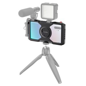 SmallRig 2454 Pro Mobile Cage -mobiilihäkissä oleva Samsung Note 10+, joka on varustettu LED-valolla ja mikrofonilla, on asennettu pienelle jalustalle valkoista taustaa vasten.