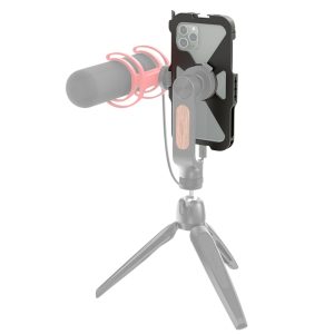 IPhone 11 Pro on kiinnitetty SmallRig 2471 Pro Mobile Cage -mobiilihäkkiin, joka on asennettu jalustalle ja jossa on ulkoinen mikrofoni iskukiinnikkeessä, mikä luo kompaktin ja kannettavan kokoonpanon ääni- tai videosisällön tallentamiseen.
