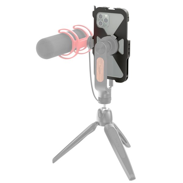 IPhone 11 Pro on kiinnitetty SmallRig 2471 Pro Mobile Cage -mobiilihäkkiin, joka on asennettu jalustalle ja jossa on ulkoinen mikrofoni iskukiinnikkeessä, mikä luo kompaktin ja kannettavan kokoonpanon ääni- tai videosisällön tallentamiseen.