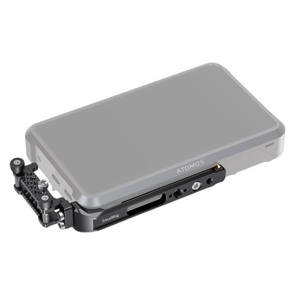 Musta SmallRig 2487 Mount Plate & HDMI Clamp on kiinnitetty suorakulmaisen Atomos Shogun 7 -kameramonitorin kylkeen, jossa on useita liitäntäportteja ja säätönupit, kuvassa valkoisella pohjalla.