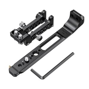 SmallRig 2487 Mount Plate & HDMI Clamp for Shogun 7, jossa on musta metallinen säädettävä kisko, useita ruuveja ja nuppeja sekä mukana tuleva kuusiokoloavain, näkyy valkoista taustaa vasten.