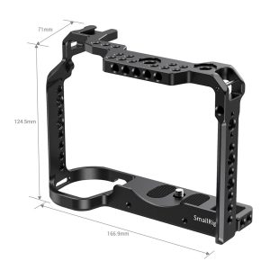 SmallRig 2488 Cage for Panasonic Lumix S1H on musta metallinen kamerahäkki, jossa on useita kiinnitysreikiä. Mitat: Mitat: 124,5 mm korkea, 166,9 mm leveä ja 71 mm syvä.