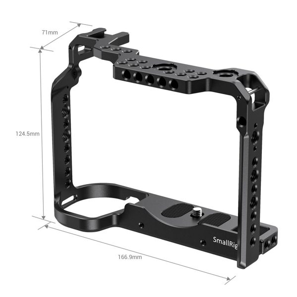 SmallRig 2488 Cage for Panasonic Lumix S1H on musta metallinen kamerahäkki, jossa on useita kiinnitysreikiä. Mitat: Mitat: 124,5 mm korkea, 166,9 mm leveä ja 71 mm syvä.