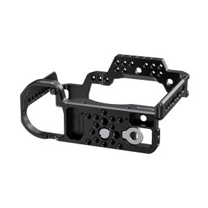 SmallRig 2488 Cage for Panasonic Lumix S1H on musta metallinen häkki, jossa on useita kiinnitysreikiä ja joka on suunniteltu sopimaan kameran runkoon ja tarjoamaan lisävarusteiden kiinnityspisteitä ja lisäsuojaa.