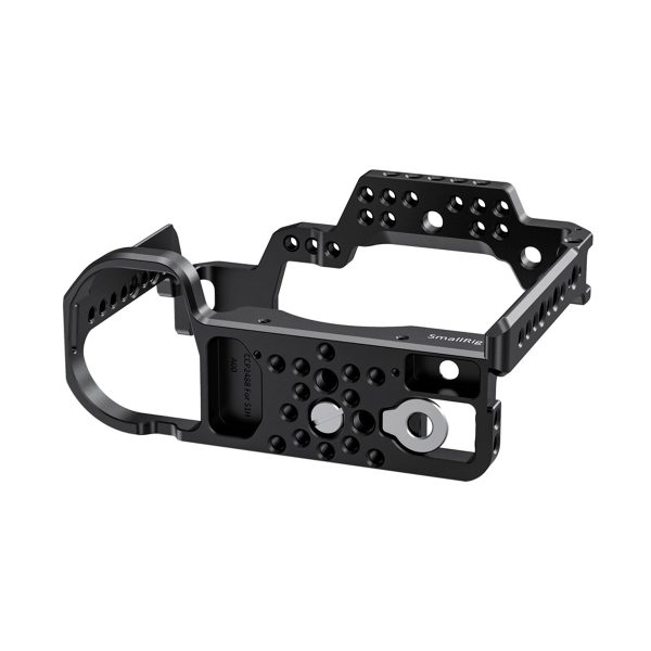 SmallRig 2488 Cage for Panasonic Lumix S1H on musta metallinen häkki, jossa on useita kiinnitysreikiä ja joka on suunniteltu sopimaan kameran runkoon ja tarjoamaan lisävarusteiden kiinnityspisteitä ja lisäsuojaa.