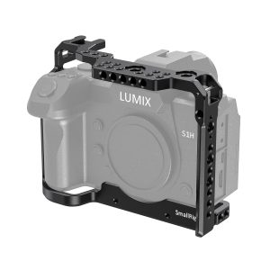 SmallRig 2488 Cage for Panasonic Lumix S1H, joka on kuvassa mustaa metallia kameran harmaan ääriviivan ympärillä, tarjoaa suojaa ja useita lisälaitteiden kiinnityspisteitä.