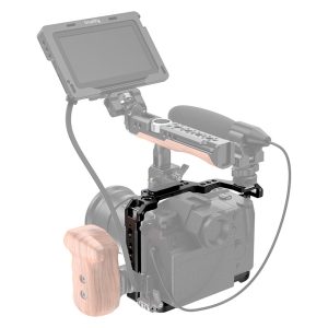 SmallRig 2488 Cage for Panasonic Lumix S1H on suojaava, monitorin yläkiinnityksellä, mikrofonituella ja puisella sivukahvalla varustettu kamera, joka on ihanteellinen videotuotantoon ja kameran parempaan käsittelyyn.