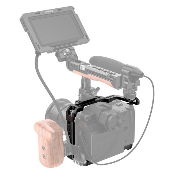 SmallRig 2488 Cage for Panasonic Lumix S1H on suojaava, monitorin yläkiinnityksellä, mikrofonituella ja puisella sivukahvalla varustettu kamera, joka on ihanteellinen videotuotantoon ja kameran parempaan käsittelyyn.