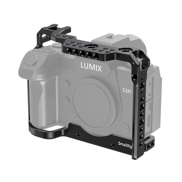 SmallRig 2488 Cage for Panasonic Lumix S1H, joka on kuvassa mustaa metallia kameran harmaan ääriviivan ympärillä, tarjoaa suojaa ja useita lisälaitteiden kiinnityspisteitä.