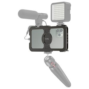SmallRig 2512 Pro Mobile Cage -mobiilihäkissä oleva iPhone 11 Pro Max, joka on varustettu ulkoisella mikrofonilla, LED-valolla ja minijalustalla, muodostaa mobiilin videokuvauslaitteiston.