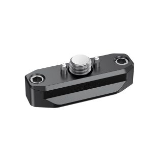 SmallRig 2521 Nato Rail 48mm w/ ARRI Locating Screw on musta metallinen kiinnityslevy, jossa on kaksi kuusikulmaista reikää molemmissa päissä ja keskellä hopeakierteinen ruuvi lisävarusteiden kiinnittämiseksi kamerakalustoon.