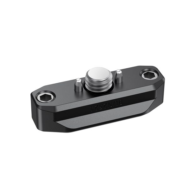 SmallRig 2521 Nato Rail 48mm w/ ARRI Locating Screw on musta metallinen kiinnityslevy, jossa on kaksi kuusikulmaista reikää molemmissa päissä ja keskellä hopeakierteinen ruuvi lisävarusteiden kiinnittämiseksi kamerakalustoon.