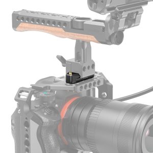 Lähikuva kamerahäkkitelineestä, johon on asennettu kamera ja jossa on harmaa SmallRig 2521 Nato Rail 48 mm, jossa on ARRI Locating Screw, puukahva ja kiinnitetty pikakiinnityslaite.